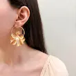 گوشواره طلایی فشن طرح گل و مروارید کد GO00339