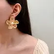 گوشواره طلایی فشن طرح گلبرگ کوبیده‌شده کد GO00341