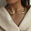 طوق طلایی گل شیپوری روی گردن