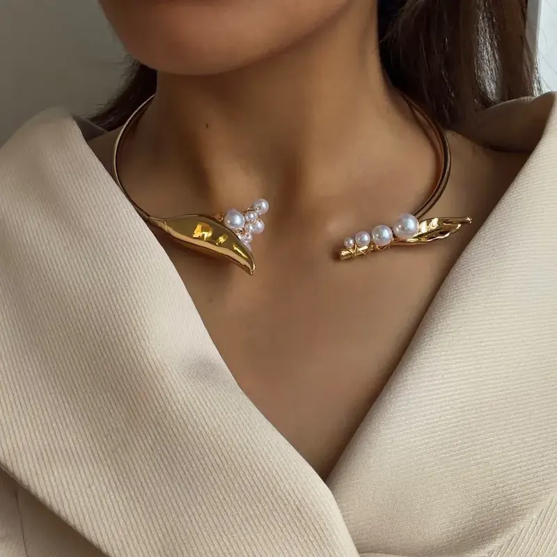 طوق طلایی گل شیپوری روی گردن