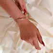بنگل طلایی ژوپینگ مدل گره الماسه روی دست