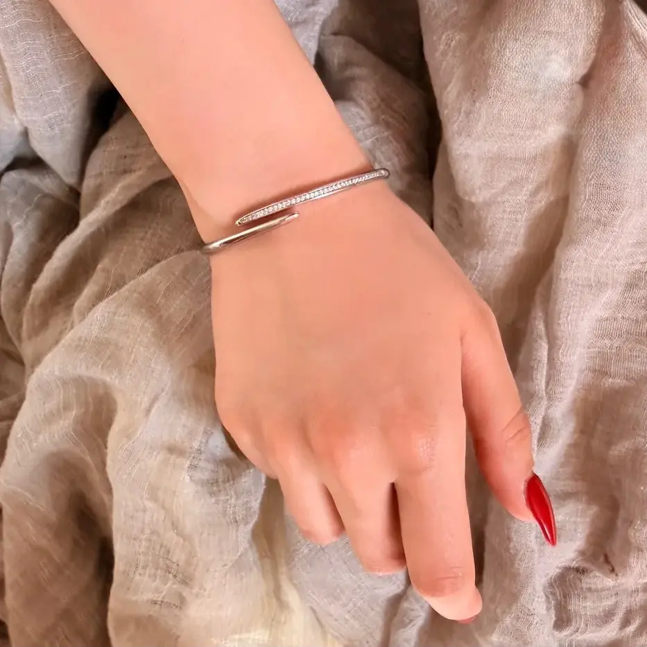 دستبند نقره زنانه  بنگل نقره‌ای ژوپینگ میخی کد BA00261 