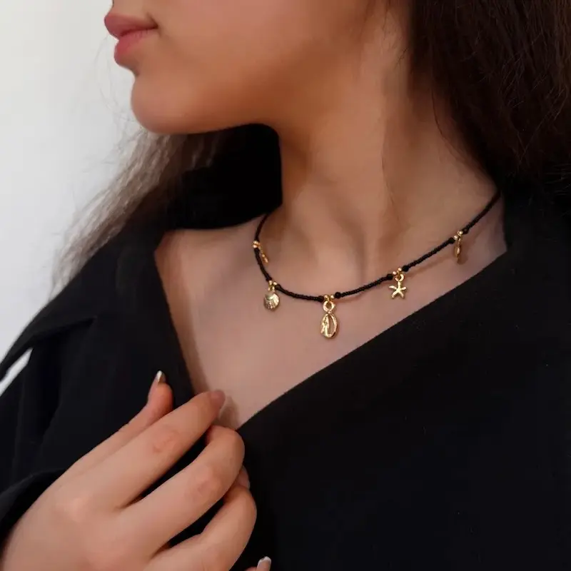 گردنبند مشکی آویز صدف طلایی کد GA00243