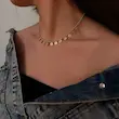 گردنبند مرواریدی سکه‌ای آبی پاستلی روی گردن