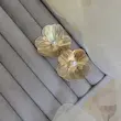 گوشواره طلایی زنانه طرح گل با جزئیات ظریف
