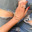 نمای ست بنگل و انگشتر نقره‌ای طرح خط و گوی روی دست