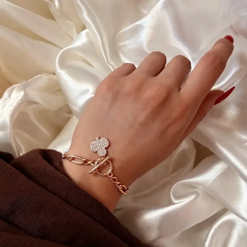 نمای دستبند طلایی ژوپینگ Club روی مچ دست