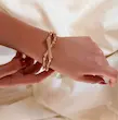 نمای بنگل طلایی بامبو نگین‌دار ژوپینگ روی مچ دست