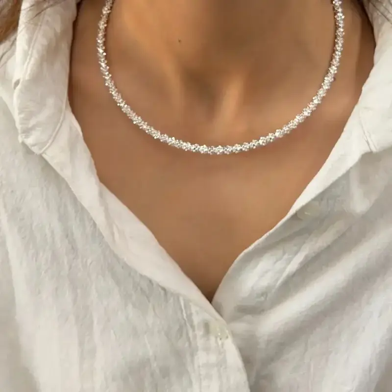 طوق نقره ای خاویاری آبکاری نقره روی گردن