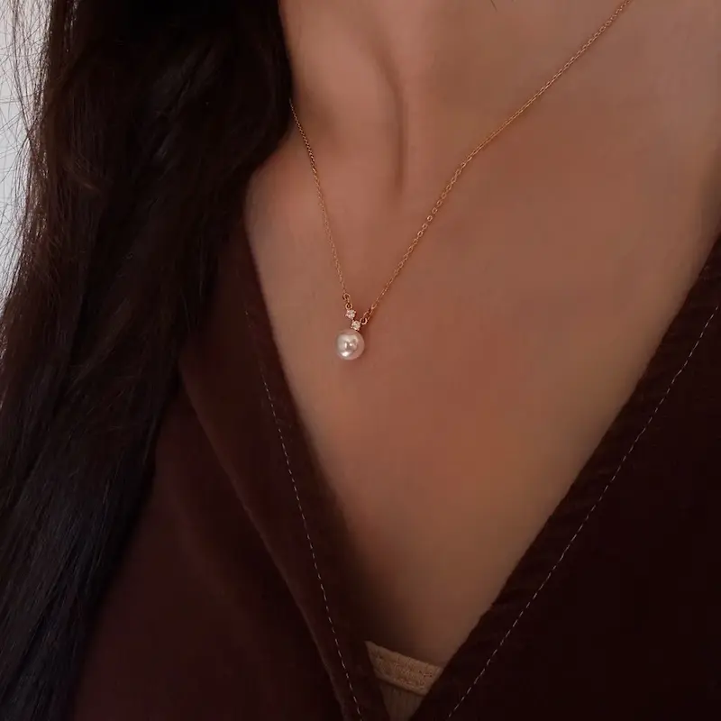 گردنبند طلایی مرواریدی ژوپینگ روی گردن