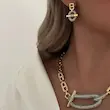 ست طلایی نقره‌ای گردنبند گوشواره هرمس روی مدل