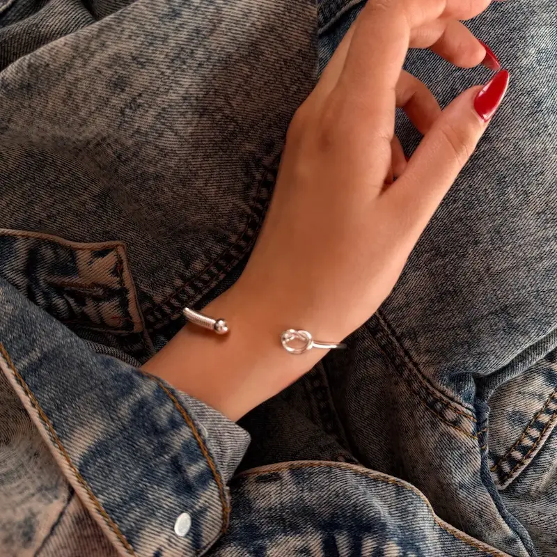 بنگل نقره‌ای مینیمال طرح گره روی دست