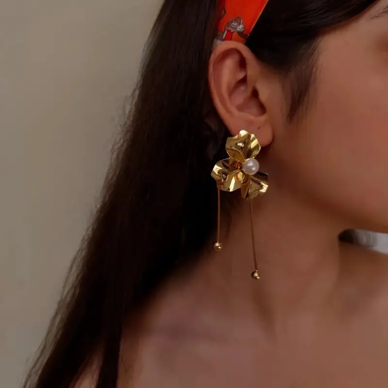 گوشواره طلایی مرواریدی فشن طرح گل زنانه