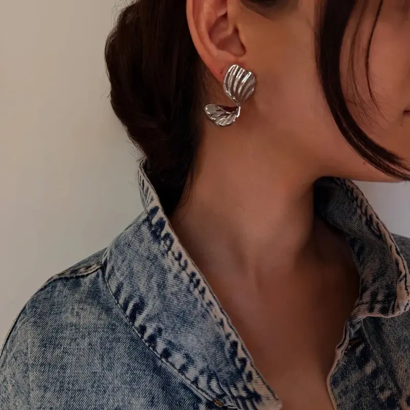 گوشواره نقره‌ای دفرمه فشن زنانه با طراحی مدرن و نامتقارن