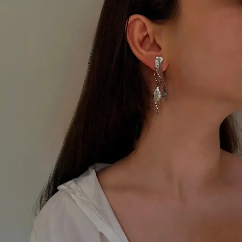 گوشواره نقره‌ای دوتایی فشن زنانه با طراحی مدرن و مینیمال