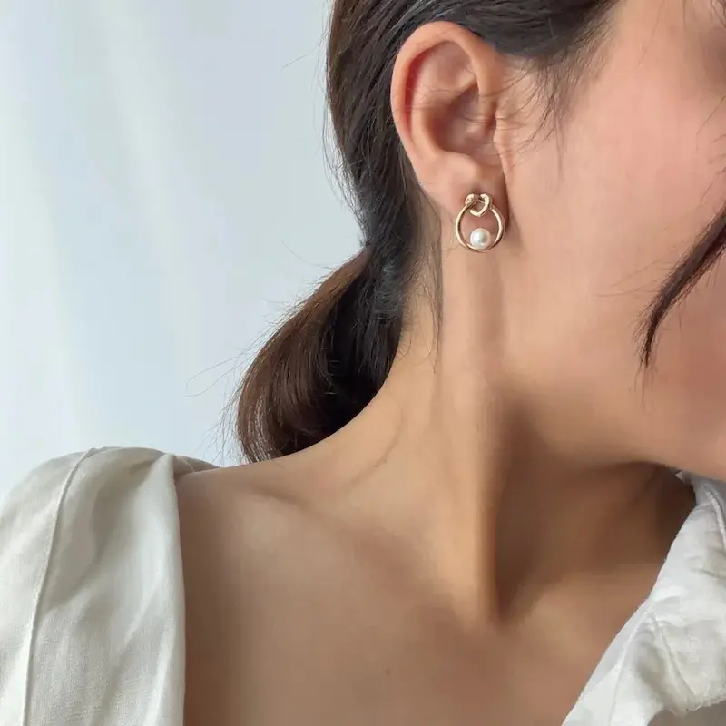 گوشواره طلایی ژوپینگ مرواریدی طرح گره روی مدل