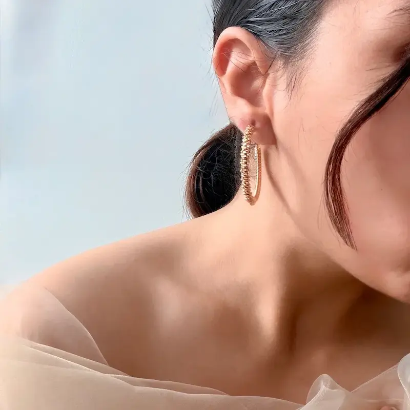 گوشواره حلقه‌ای چندردیفه زنجیری ژوپینگ با آبکاری طلا روی گوش