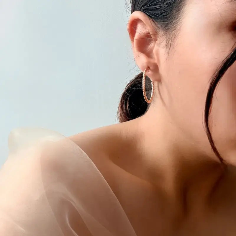گوشواره حلقه‌ای بزرگ ژوپینگ Xuping با آبکاری طلا روی گوش