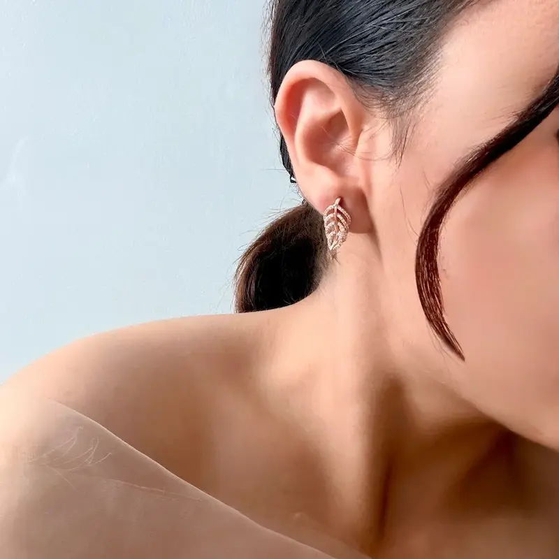 گوشواره ژوپینگ طرح برگ نگین‌دار با آبکاری طلا روی گوش