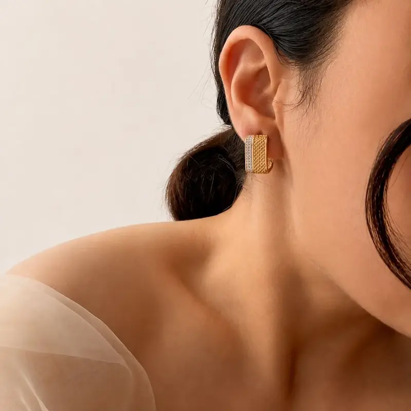 گوشواره حلقه‌ای پهن بافت‌دار و نگین‌دار ژوپینگ روی گوش