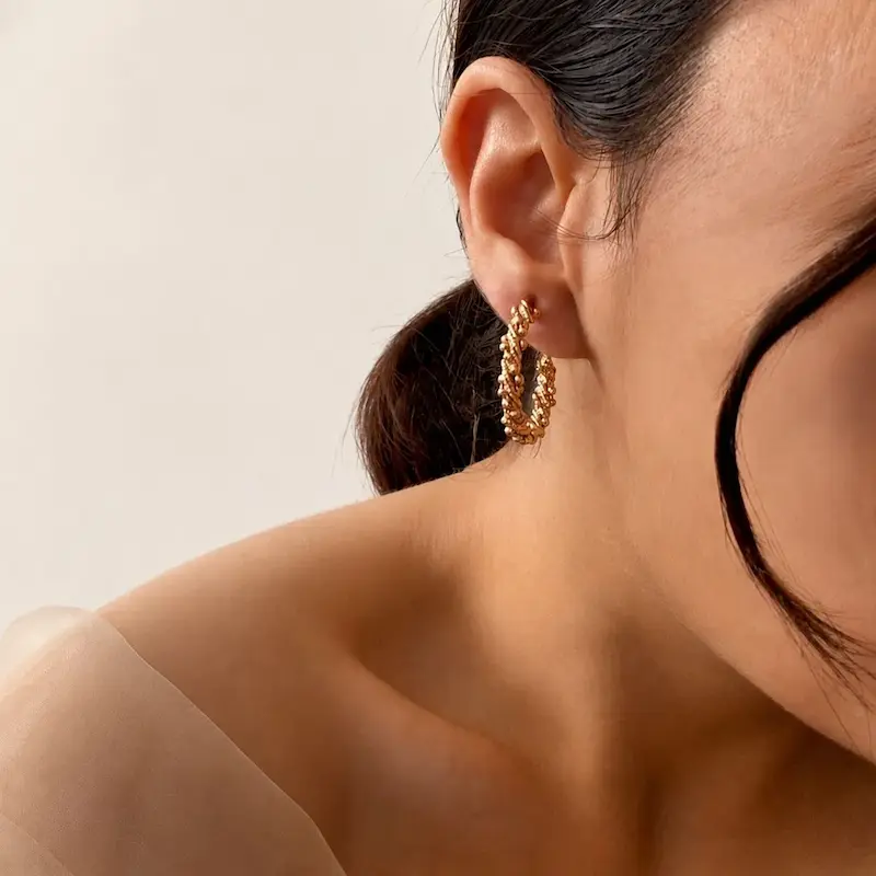 گوشواره حلقه‌ای خاویاری پیچ‌خورده ژوپینگ با آبکاری طلا روی گوش