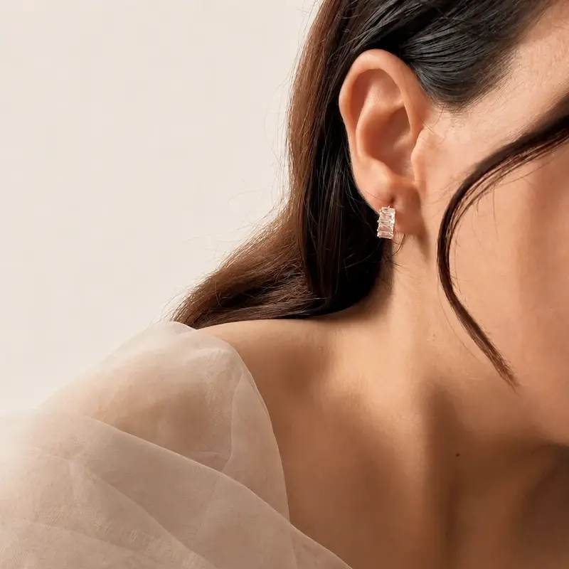 گوشواره حلقه‌ای سه نگین باگت ژوپینگ با آبکاری طلا روی گوش