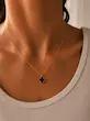 گردنبند طلایی آویز ونکلیف مشکی روی گردن
