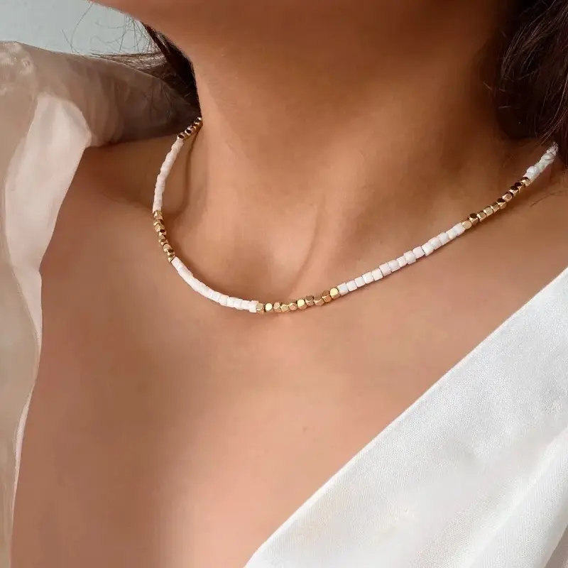 گردنبند چوکر مهره ای سفید و طلایی مینیمال دخترانه روی گردن مدل