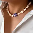 گردنبند صدف کاوری طبیعی با ستاره دریایی سفید و آویز ستاره دریایی آبی-بنفش دخترانه  روی گردن مدل