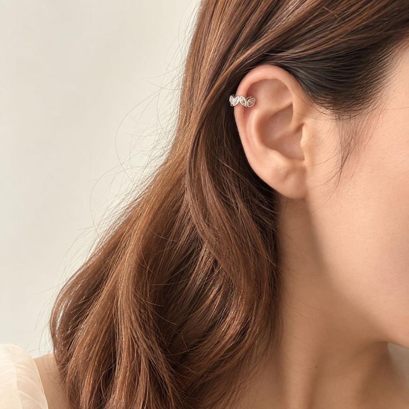 ایرکاف نقره‌ای نگین‌دار طرح برگ روی گوش زنانه کد ER00032