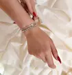 بنگل نقره‌ای ژوپینگ موج نگین روی دست مدل