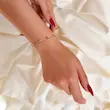 بنگل طلایی مینیمال ژوپینگ  روی دست مدل