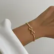 بنگل طلایی ژوپینگ بوتای پاپیون روی دست مدل