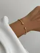 بنگل طلایی ژوپینگ میرور فینیش روی دست مدل