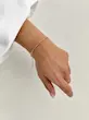 دستبند طلایی اسپیرال ژوپینگ روی دست مدل