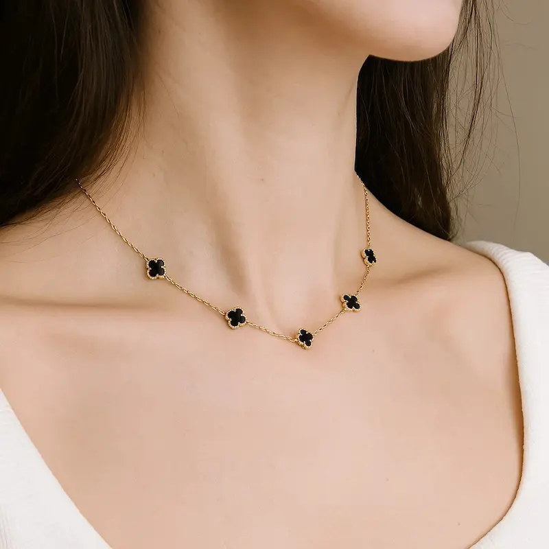 گردنبند طلایی ونکلیف با گل مشکی