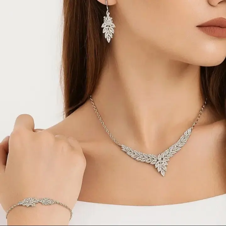 ست گردنبند، دستبند و گوشواره نقره‌ای گل‌آرا