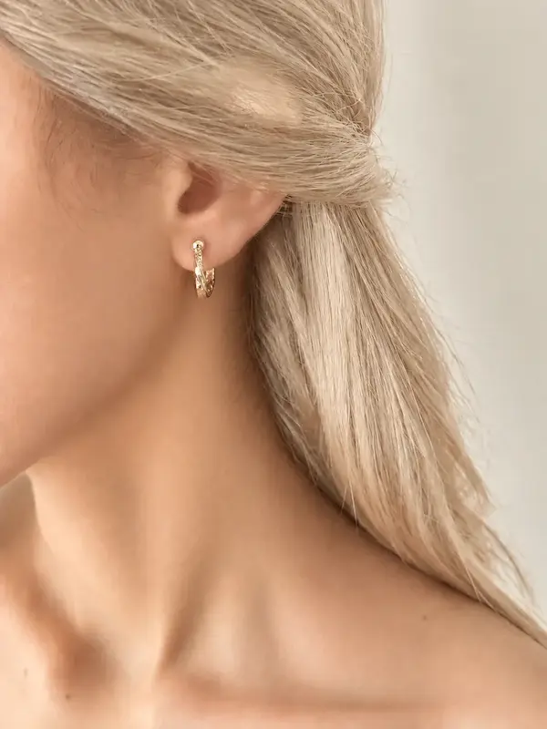 گوشواره طلایی مینیمال ژوپینگ روی گوش مدل