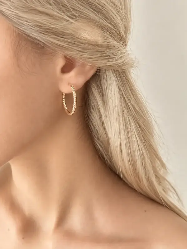 گوشواره حلقه‌ای طلایی ژوپینگ روی گوش مدل