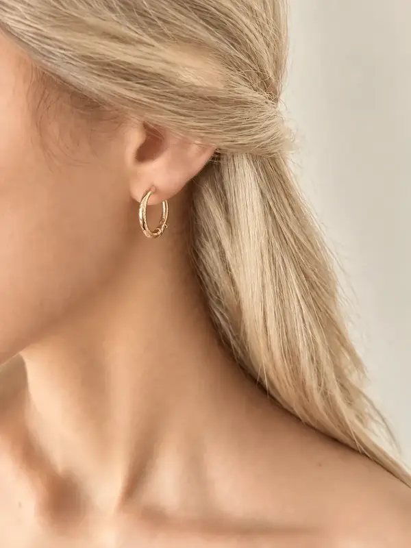 گوشواره حلقه‌ای طلایی ژوپینگ روی گوش مدل