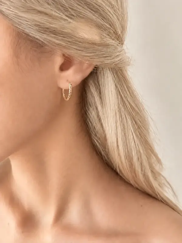 گوشواره حلقه‌ای طلایی ژوپینگ روی گوش مدل