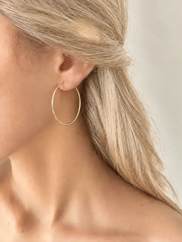 گوشواره حلقه‌ای طلایی ژوپینگ روی گوش مدل