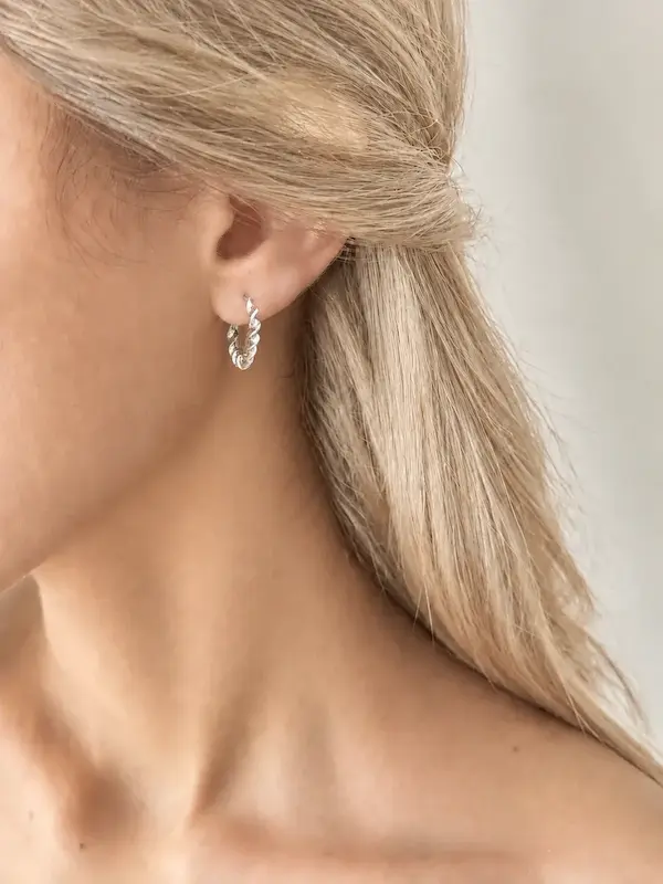 گوشواره حلقه‌ای نقره‌ای روی گوش مدل