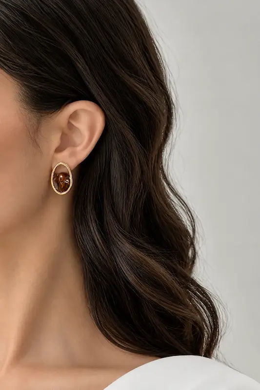 گوشواره رزینی قهوه‌ای روی گوش مدل