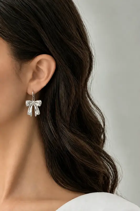 گوشواره پاپیون نقره‌ای فشن روی گوش مدل