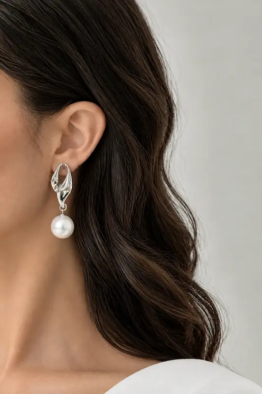 گوشواره مرواریدی نقره‌ای فشن روی گوش مدل