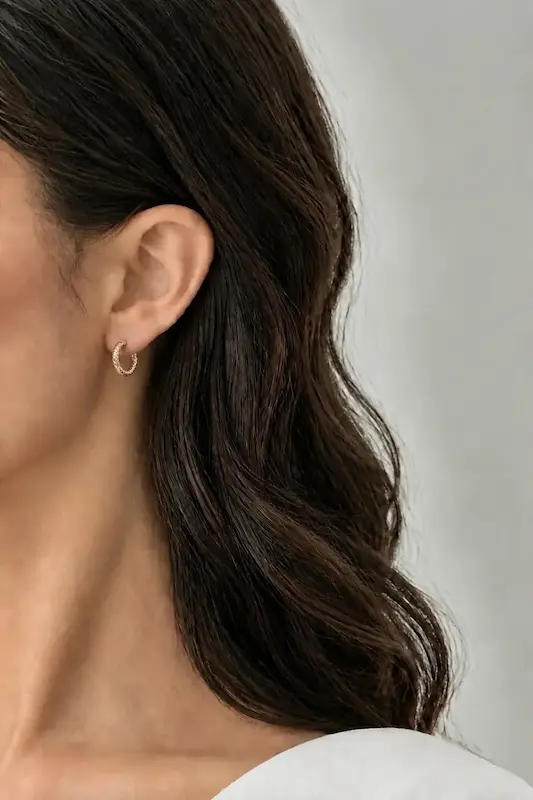 گوشواره حلقه‌ای طلایی ژوپینگ روی گوش مدل
