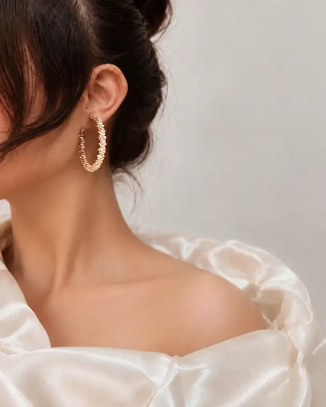 گوشواره حلقه‌ای خاویاری ژوپینگ روی گوش مدل