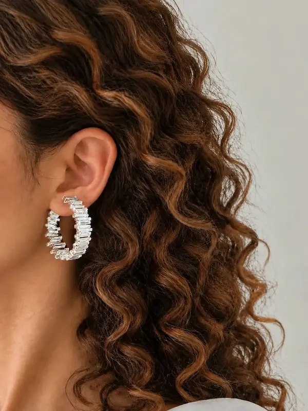گوشواره طرح خط نقره‌ای روی گوش مدل