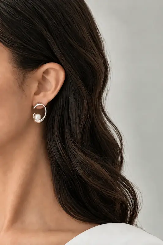 گوشواره هلال نقره‌ای روی گوش مدل